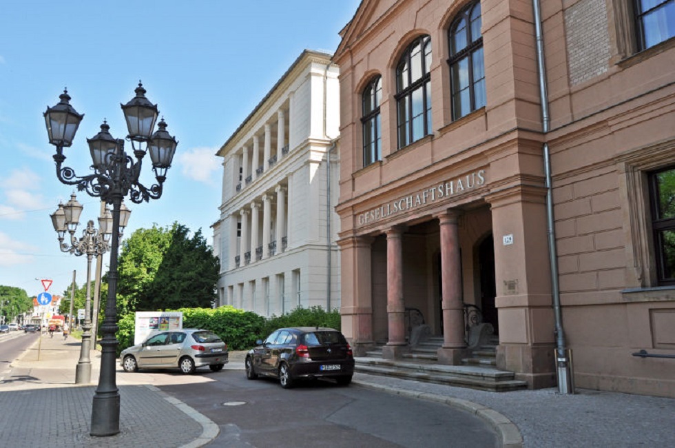 Gesellschaftshaus, Front an der Schoenebecker Strasse 129